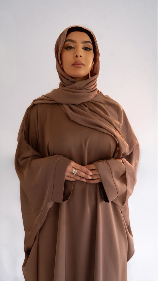 Portrait d'une femme portant la abaya Elegance Batwing
