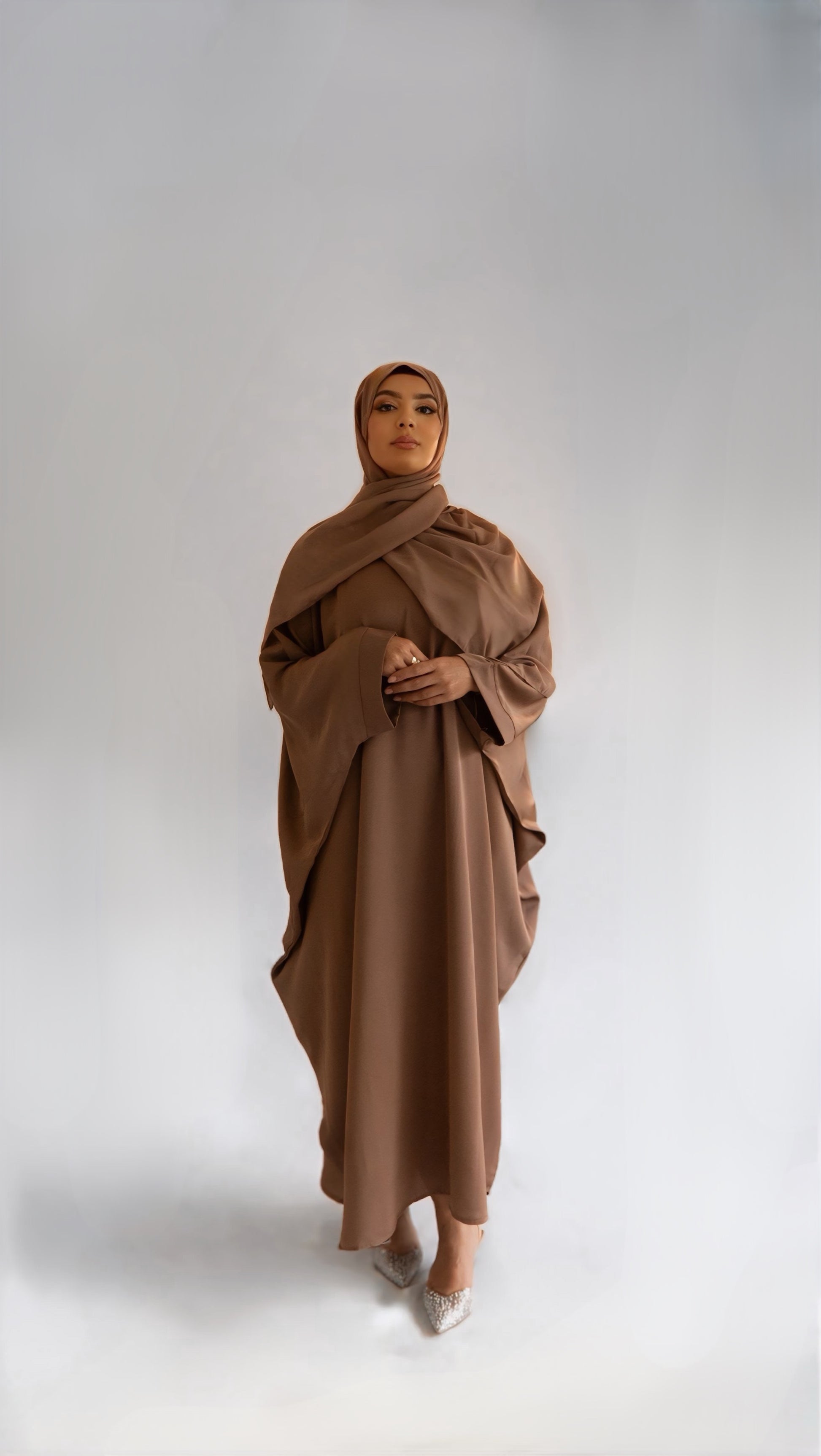 Femme de face portant la abaya Elegance Batwing