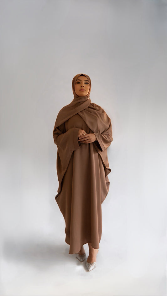 Femme de face portant la abaya Elegance Batwing