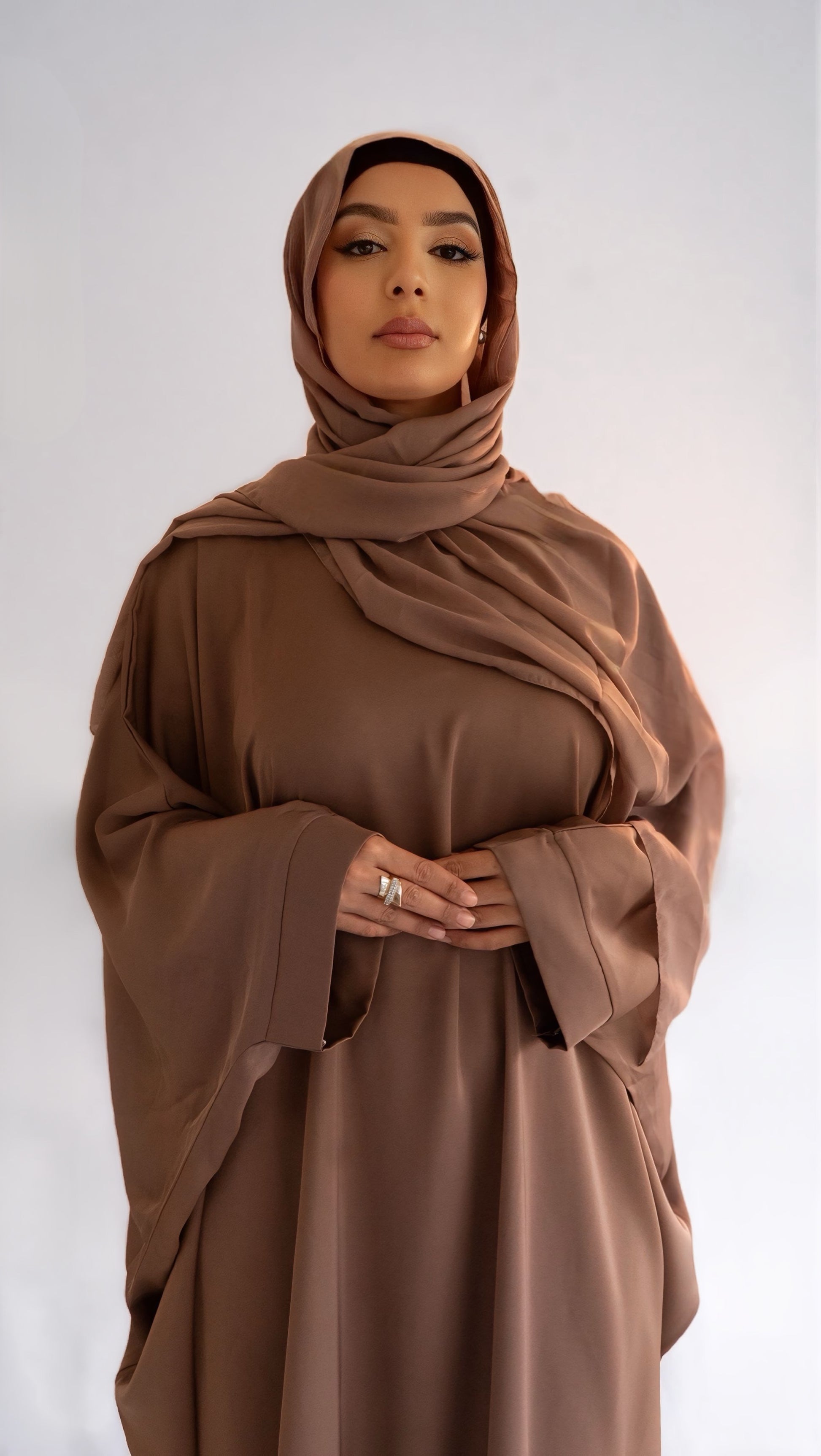 Portrait d'une femme portant la abaya Elegance Batwing
