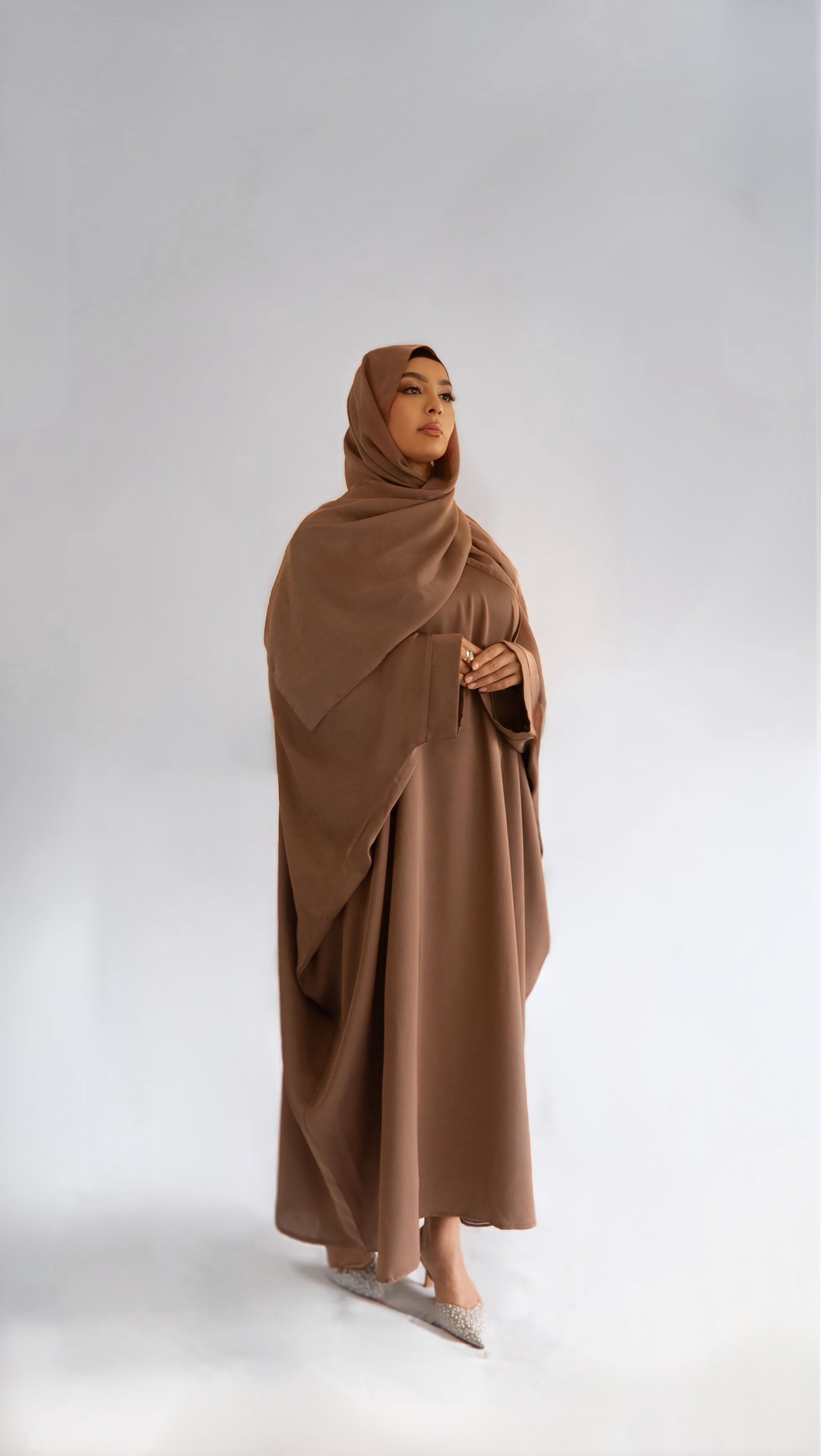 Femme légèrement de profil portant la abaya Elegance Batwing 