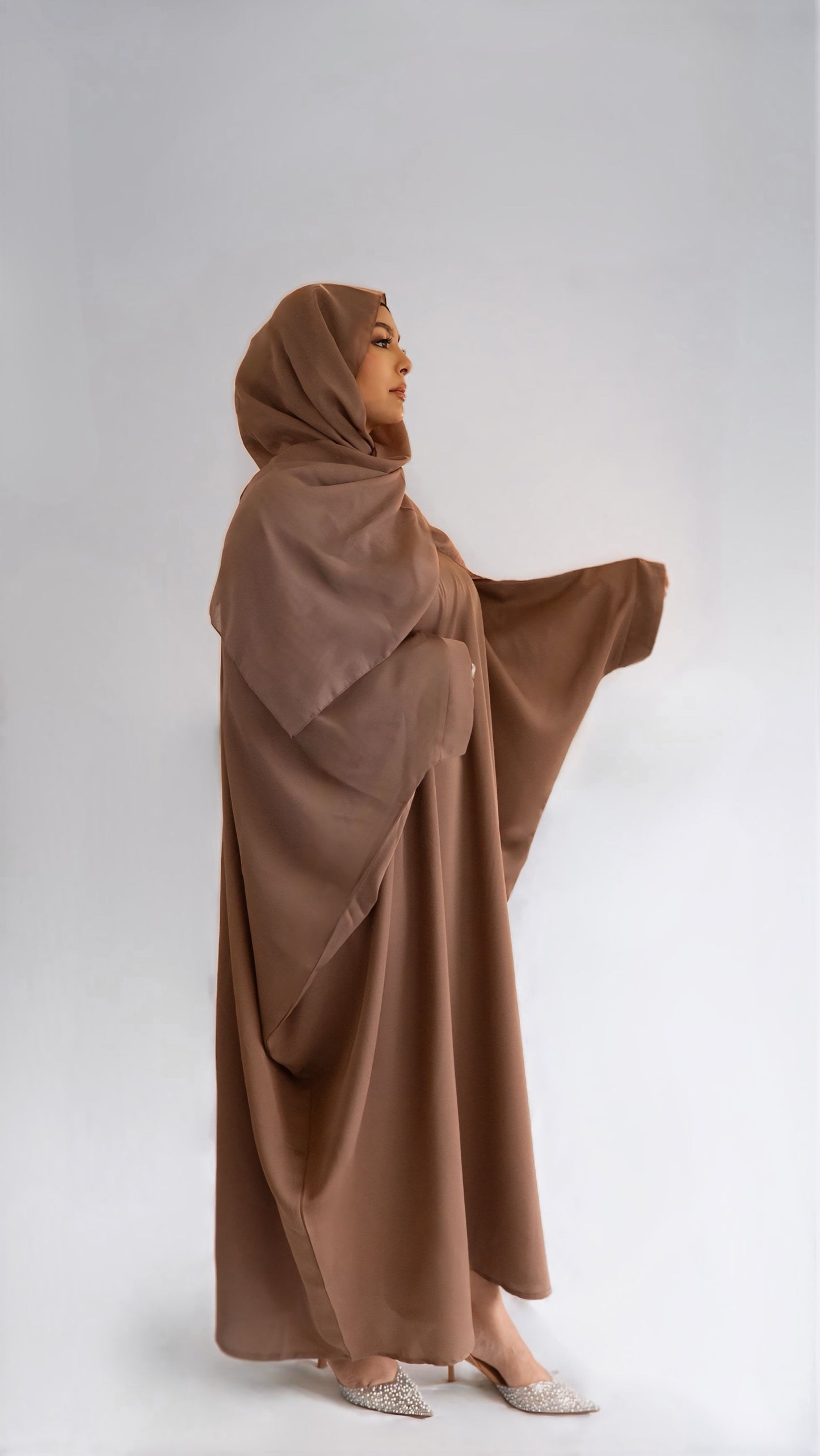 Profil droit d'une femme portant la abaya Elegance Batwing