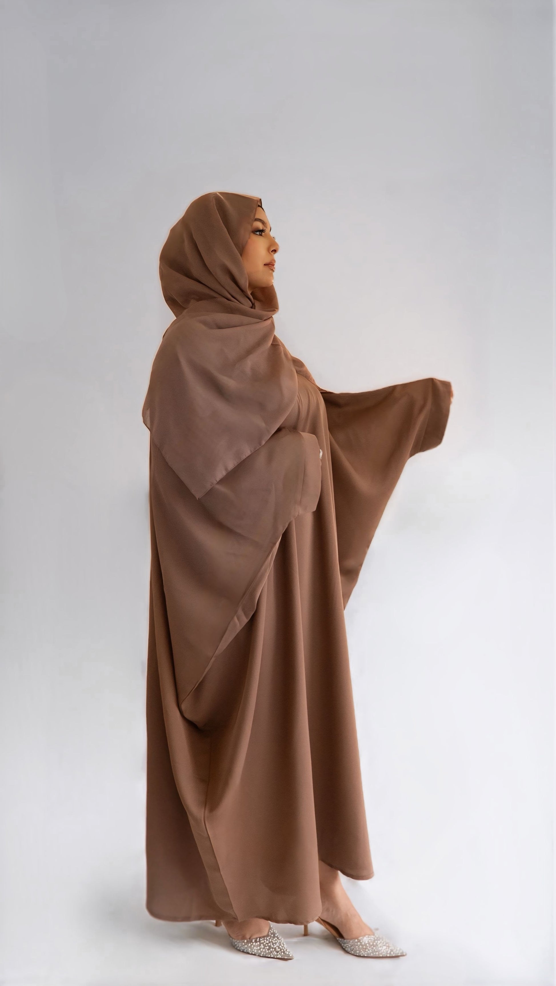 Profil droit d'une femme portant la abaya Elegance Batwing