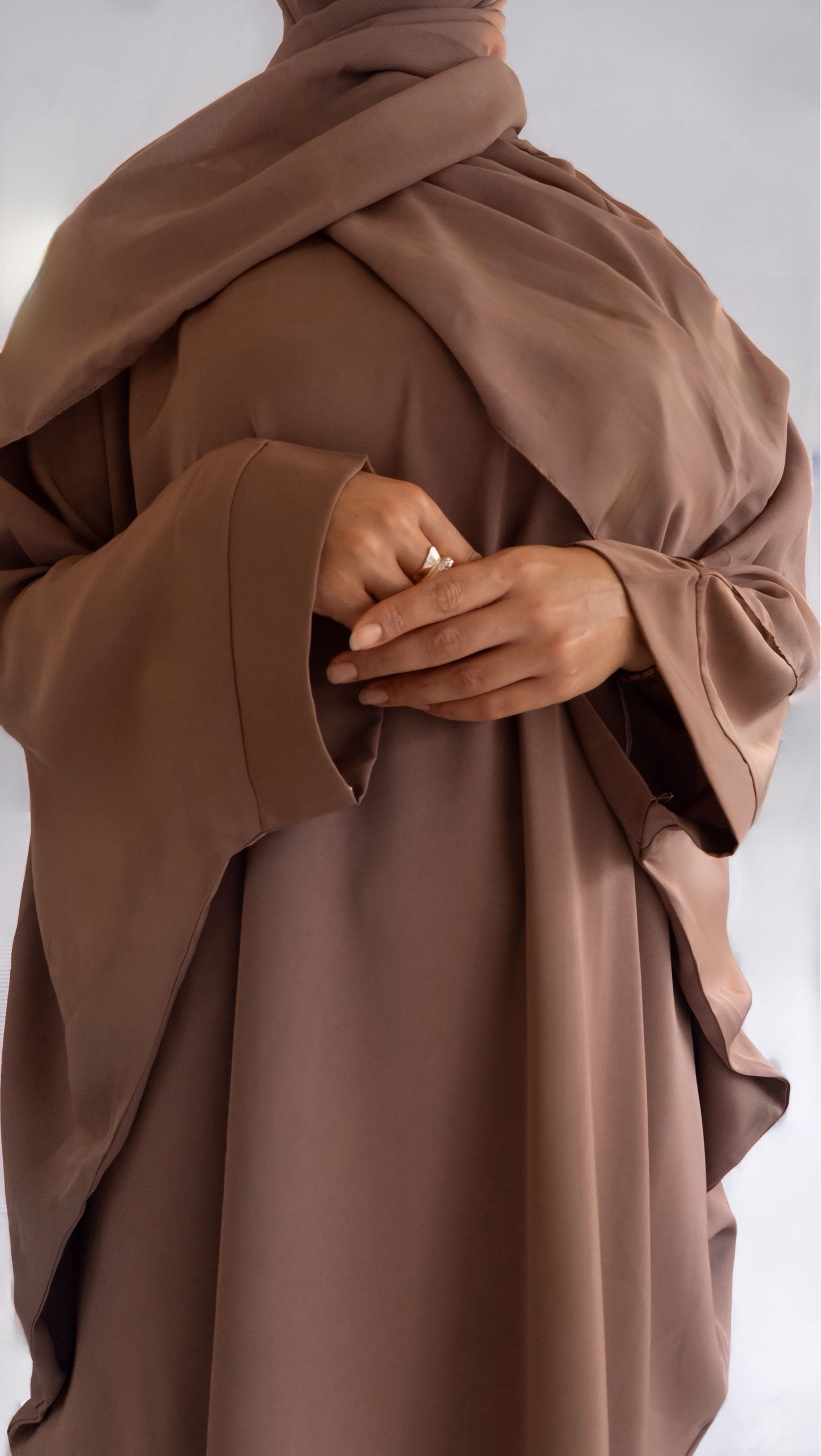 Zoom sur les détails de face de la abaya Elegance Batwing
