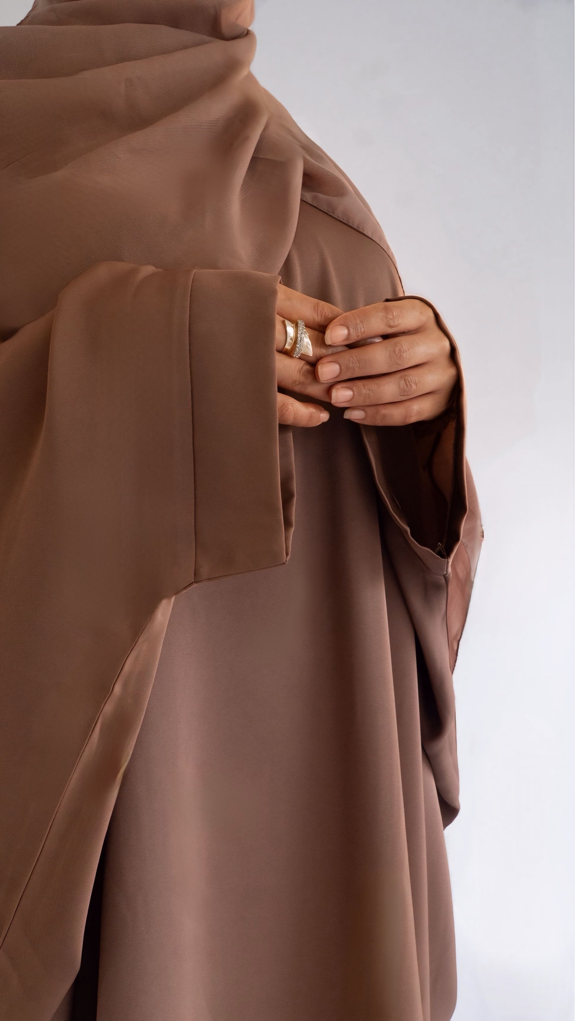 Zoom sur les détails des manches de la abaya Elegance Batwing, de profil