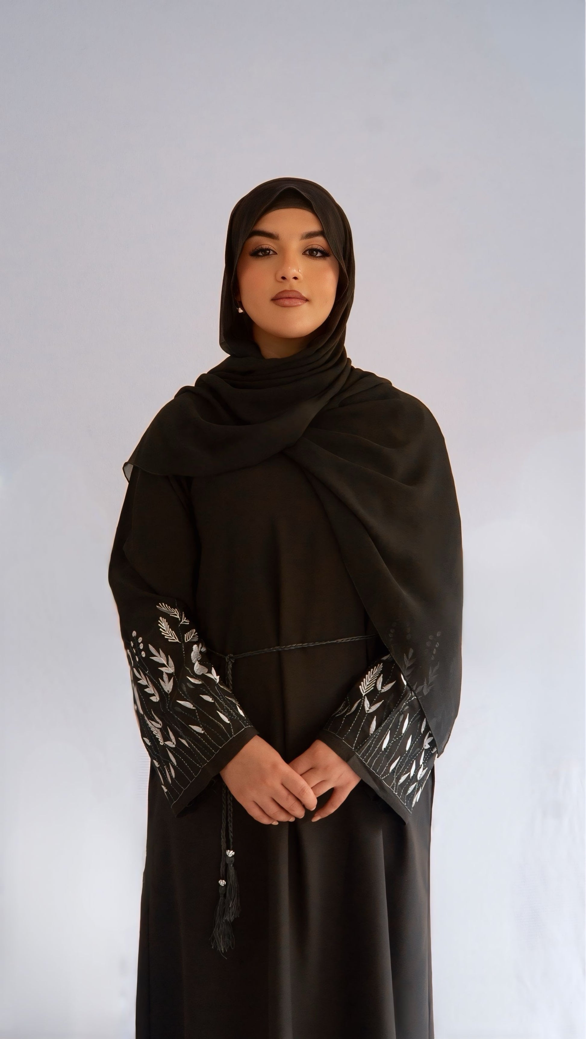 Image d'une femme portant la abaya Olive Grace en mode portrait
