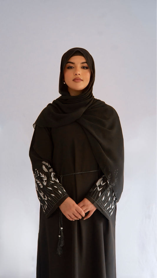 Image d'une femme portant la abaya Olive Grace en mode portrait