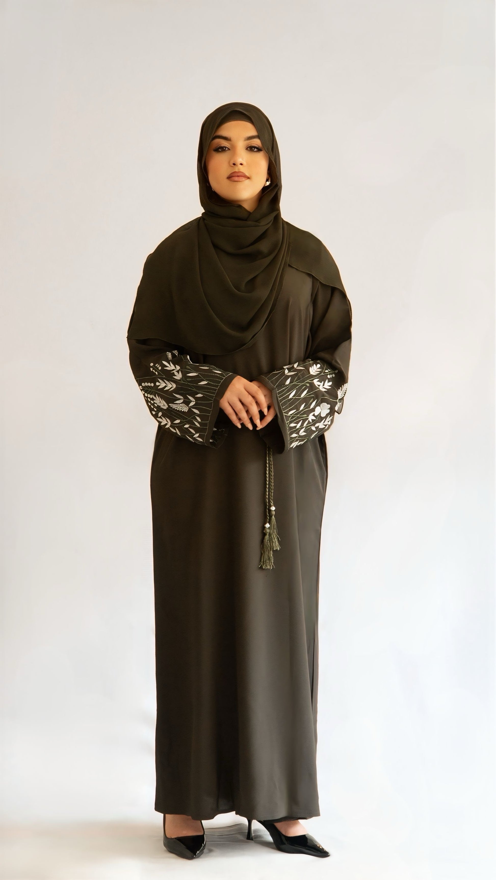 Image de face d'une femme portant la abaya Olive Grace, de bas en haut